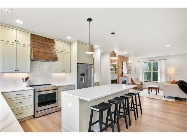 1305 UFF DA St, Silverton, OR 97381