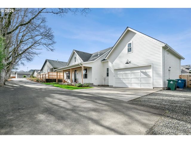 1305 UFF DA St, Silverton, OR 97381