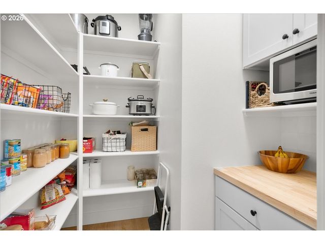 1305 UFF DA St, Silverton, OR 97381