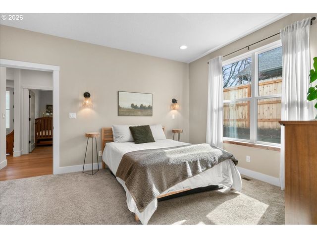 1305 UFF DA St, Silverton, OR 97381