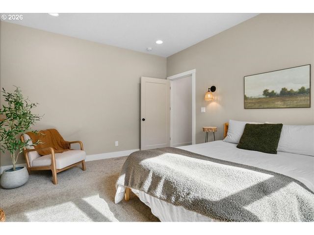 1305 UFF DA St, Silverton, OR 97381