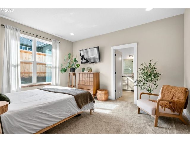 1305 UFF DA St, Silverton, OR 97381