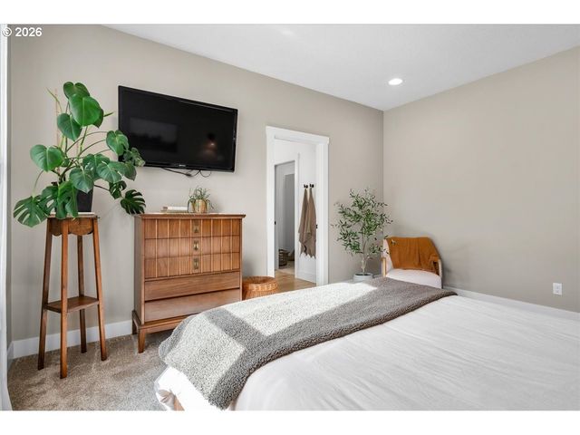 1305 UFF DA St, Silverton, OR 97381