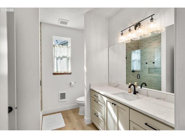 1305 UFF DA St, Silverton, OR 97381