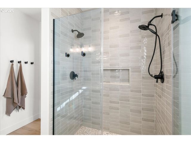 1305 UFF DA St, Silverton, OR 97381