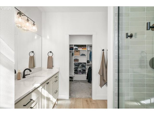 1305 UFF DA St, Silverton, OR 97381