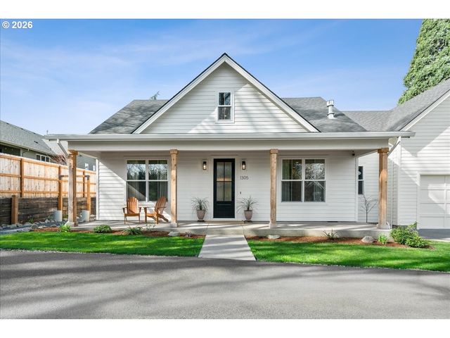 1305 UFF DA St, Silverton, OR 97381