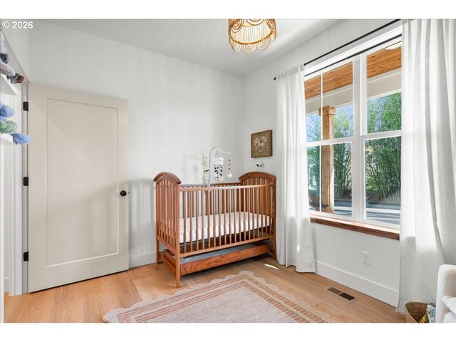 1305 UFF DA St, Silverton, OR 97381