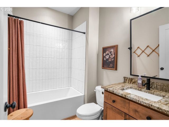 1305 UFF DA St, Silverton, OR 97381