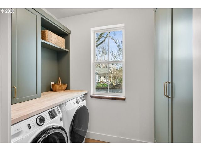 1305 UFF DA St, Silverton, OR 97381