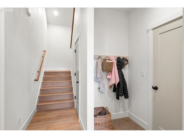 1305 UFF DA St, Silverton, OR 97381