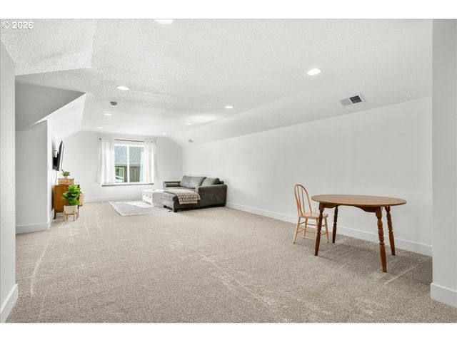 1305 UFF DA St, Silverton, OR 97381