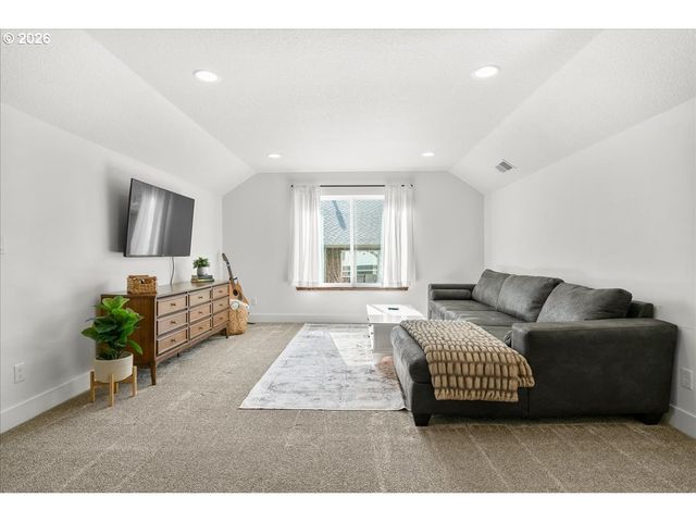 1305 UFF DA St, Silverton, OR 97381