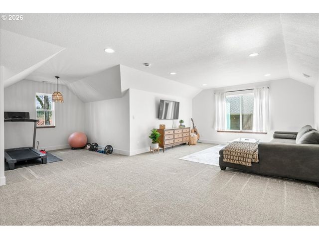 1305 UFF DA St, Silverton, OR 97381