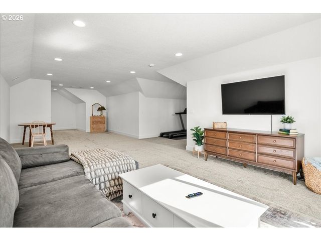 1305 UFF DA St, Silverton, OR 97381