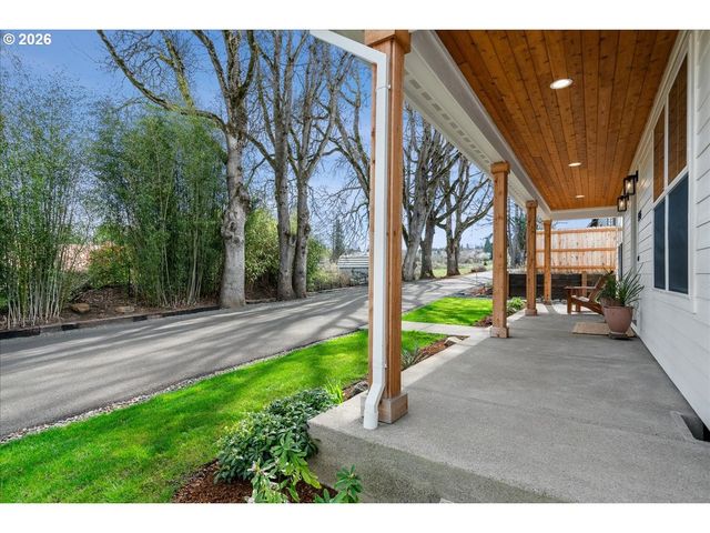 1305 UFF DA St, Silverton, OR 97381