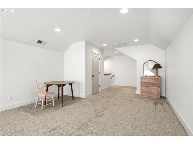 1305 UFF DA St, Silverton, OR 97381