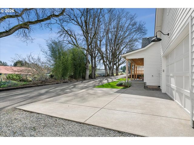 1305 UFF DA St, Silverton, OR 97381