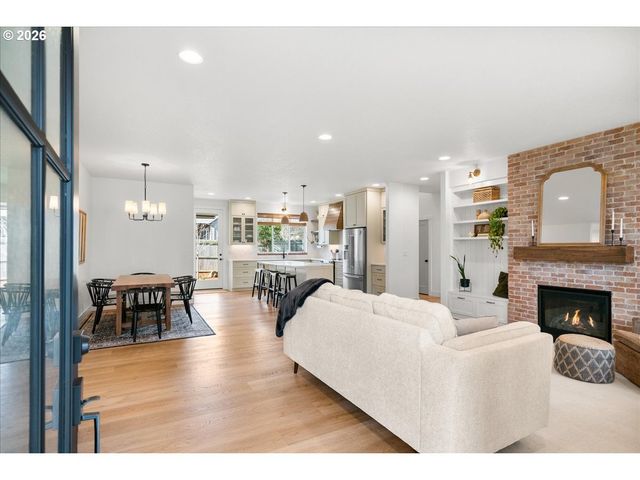 1305 UFF DA St, Silverton, OR 97381