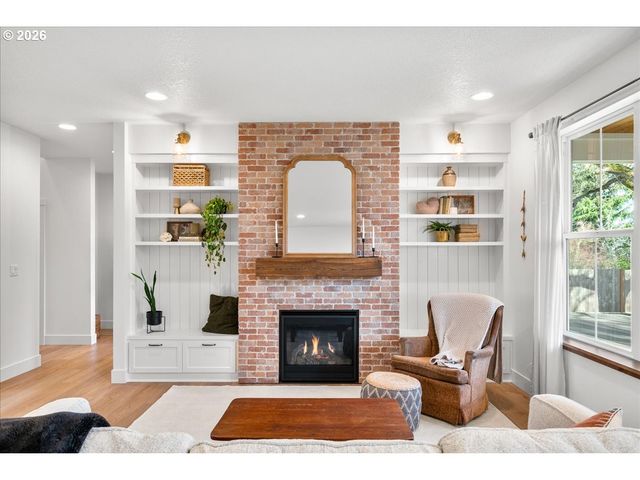 1305 UFF DA St, Silverton, OR 97381