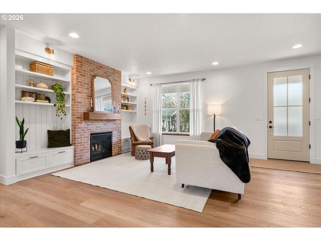 1305 UFF DA St, Silverton, OR 97381