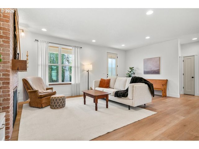 1305 UFF DA St, Silverton, OR 97381