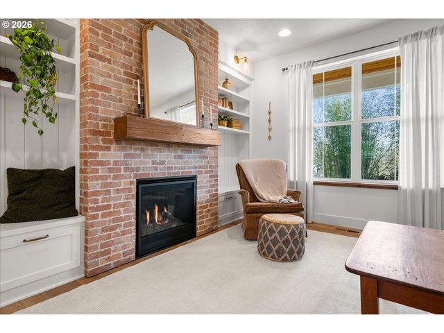 1305 UFF DA St, Silverton, OR 97381