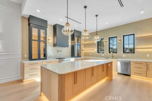 8825 Sophia Avenue, North Hills, CA 91343