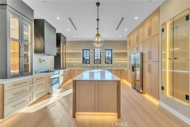 8825 Sophia Avenue, North Hills, CA 91343