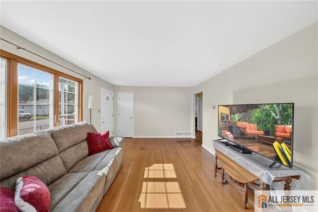 18 Woodland Road, Spotswood, NJ 08884