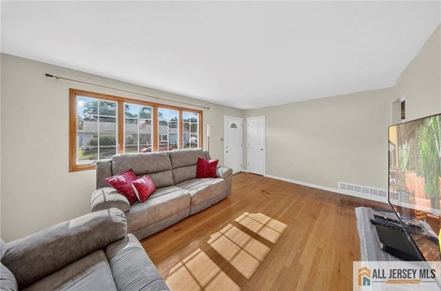 18 Woodland Road, Spotswood, NJ 08884