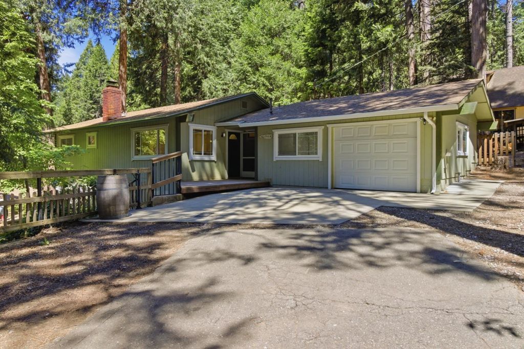 6152 Pine St, Pollock Pines, CA 95726