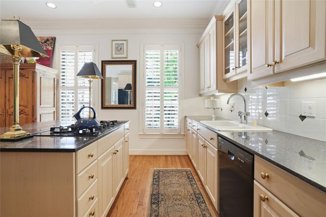 285 Sugarberry Circle, Houston, TX 77024