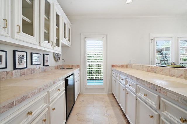 285 Sugarberry Circle, Houston, TX 77024