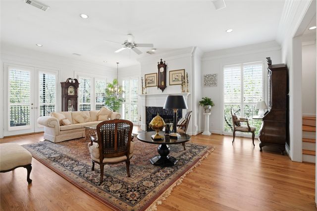 285 Sugarberry Circle, Houston, TX 77024