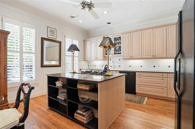 285 Sugarberry Circle, Houston, TX 77024