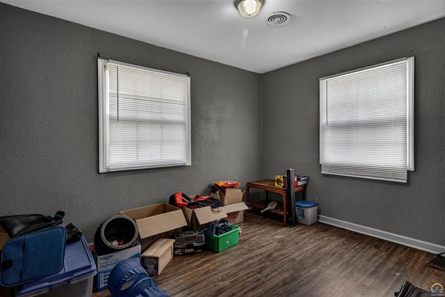 5713 SW 14th ST, Topeka, KS 66604