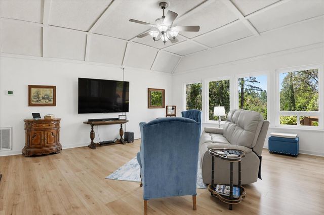 10096 Elder Dr, Grass Valley, CA 95949