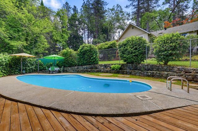 10096 Elder Dr, Grass Valley, CA 95949