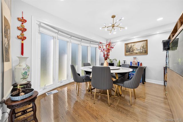 2 Foxhurst Court, Manhasset Hills, NY 11040