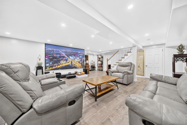 2 Foxhurst Court, Manhasset Hills, NY 11040