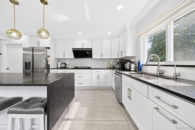 2 Foxhurst Court, Manhasset Hills, NY 11040
