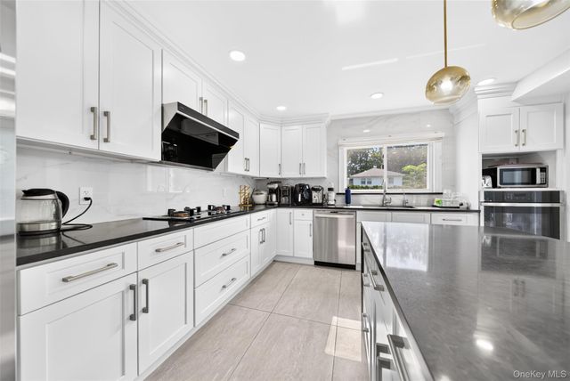 2 Foxhurst Court, Manhasset Hills, NY 11040