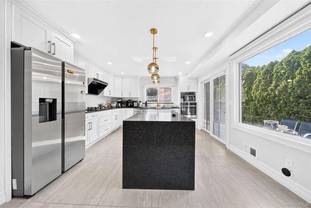 2 Foxhurst Court, Manhasset Hills, NY 11040