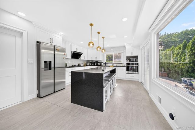 2 Foxhurst Court, Manhasset Hills, NY 11040
