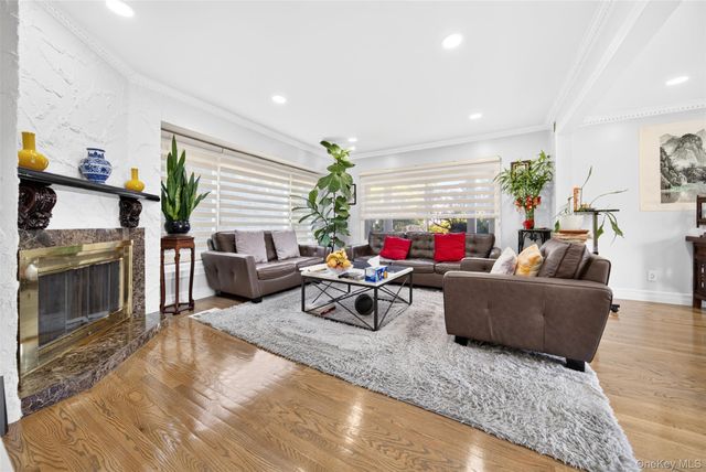 2 Foxhurst Court, Manhasset Hills, NY 11040