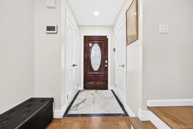 2 Foxhurst Court, Manhasset Hills, NY 11040