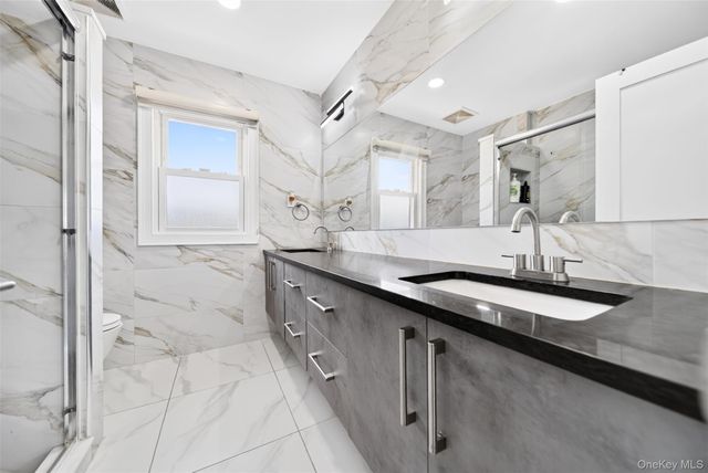 2 Foxhurst Court, Manhasset Hills, NY 11040