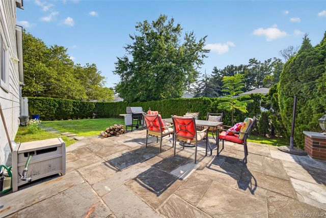 2 Foxhurst Court, Manhasset Hills, NY 11040