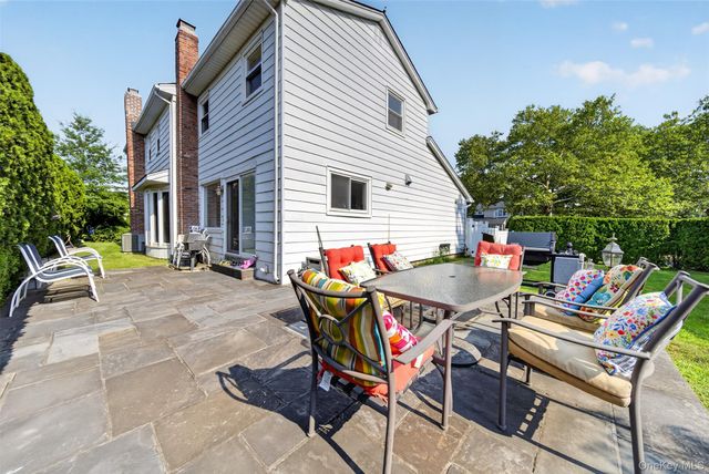 2 Foxhurst Court, Manhasset Hills, NY 11040